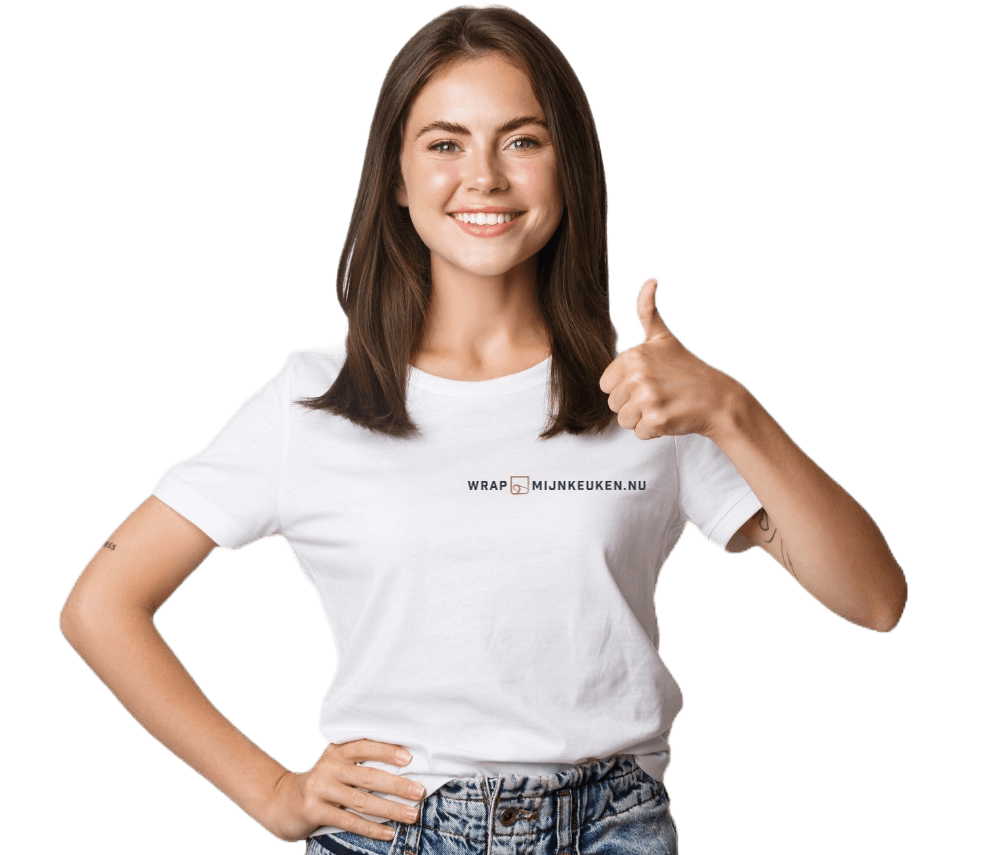 medewerker wrapmijnkeuken.nu met duim omhoog